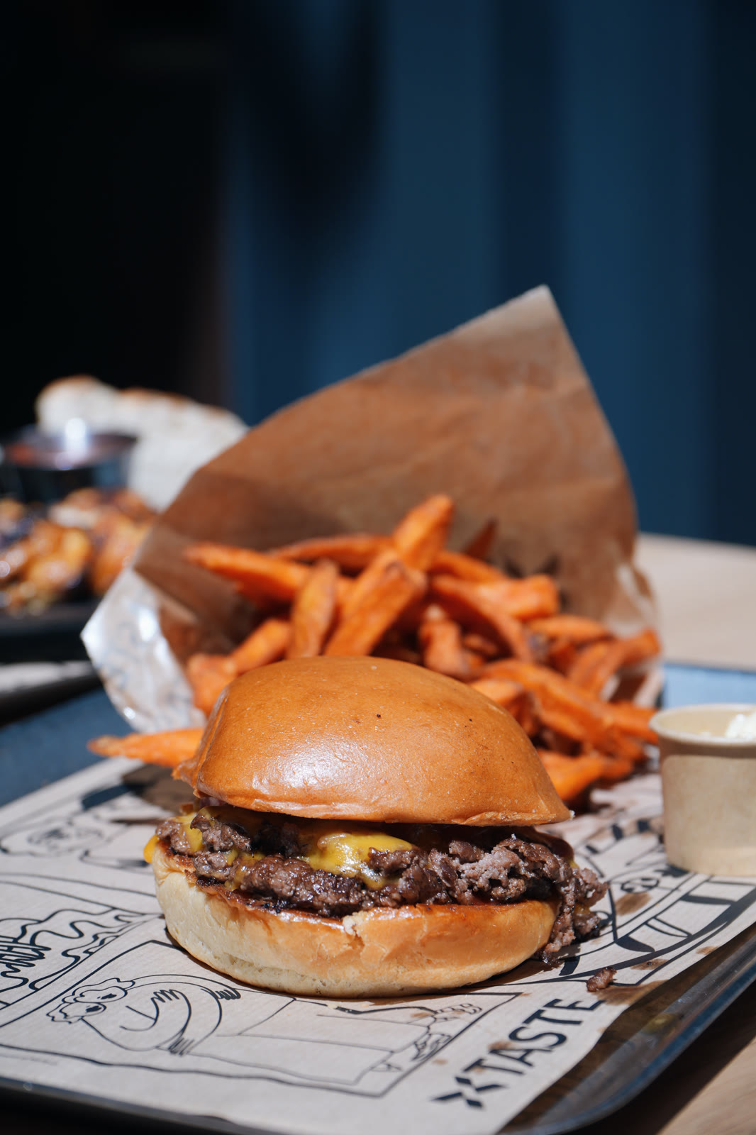Burger et frites de patate douce sur plateau, Food Hall GRIDX
