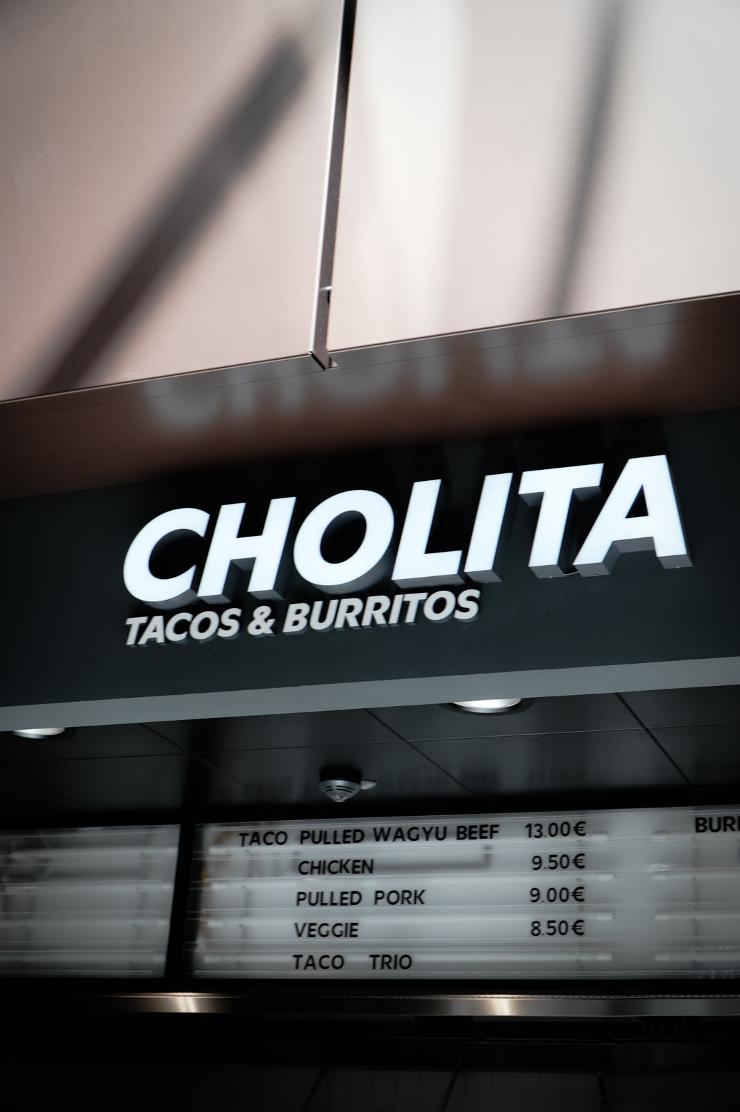 Enseigne du stand Cholita, tacos et burritos, Food Hall GRIDX