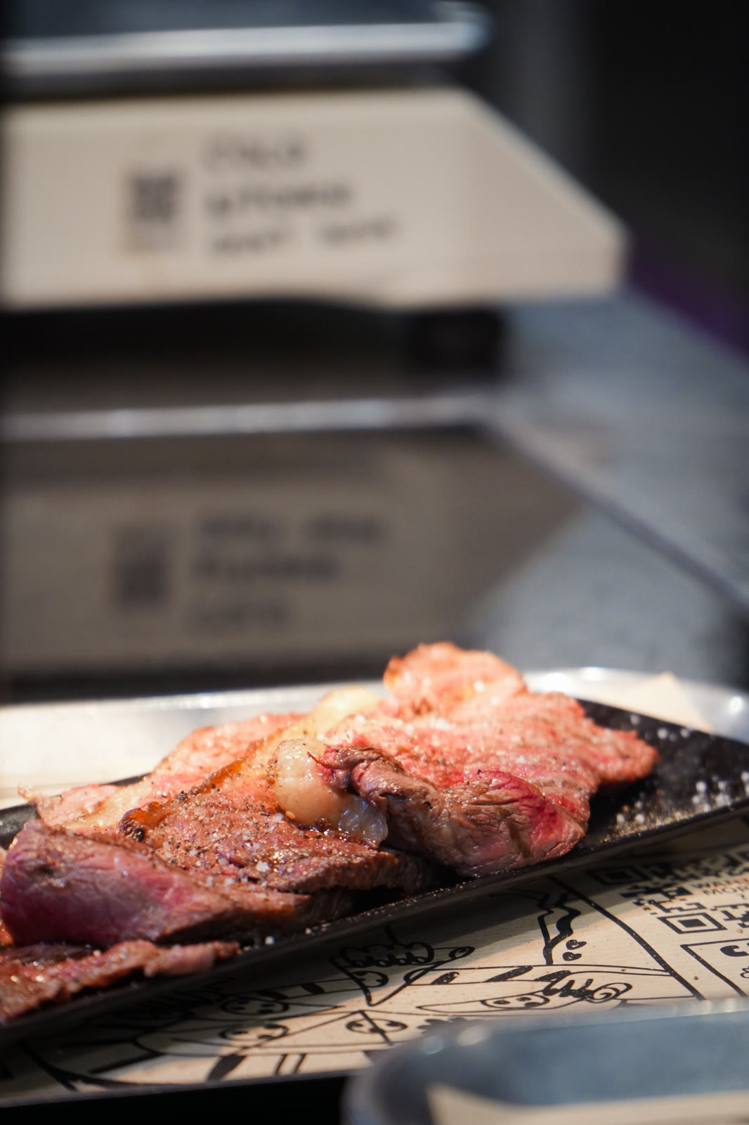 Viande grillée tranchée sur plateau, Food Hall GRIDX
