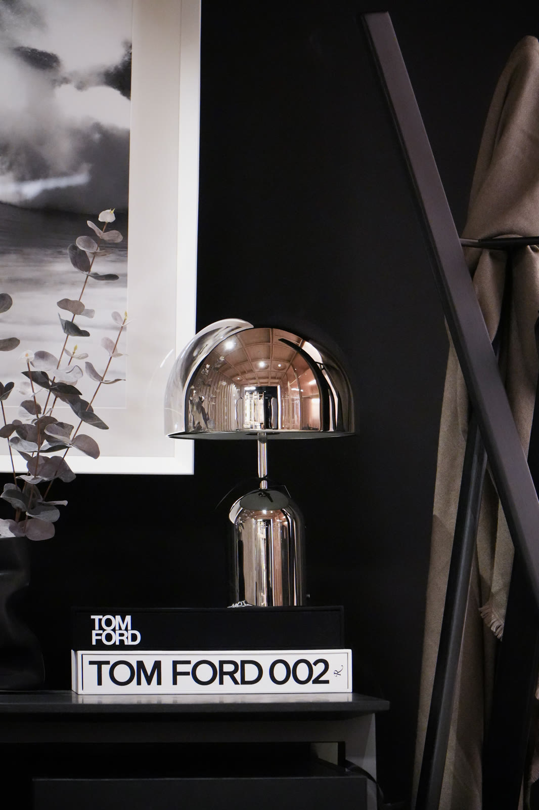 Lampe chromée et livre Tom Ford, boutique Inside Luxembourg