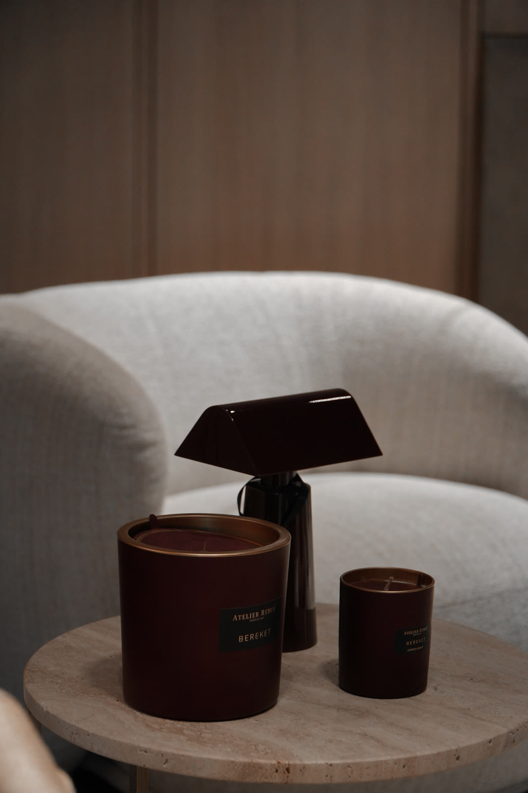 Bougies et lampe bordeaux près d'un fauteuil bouclette, Inside Luxembourg