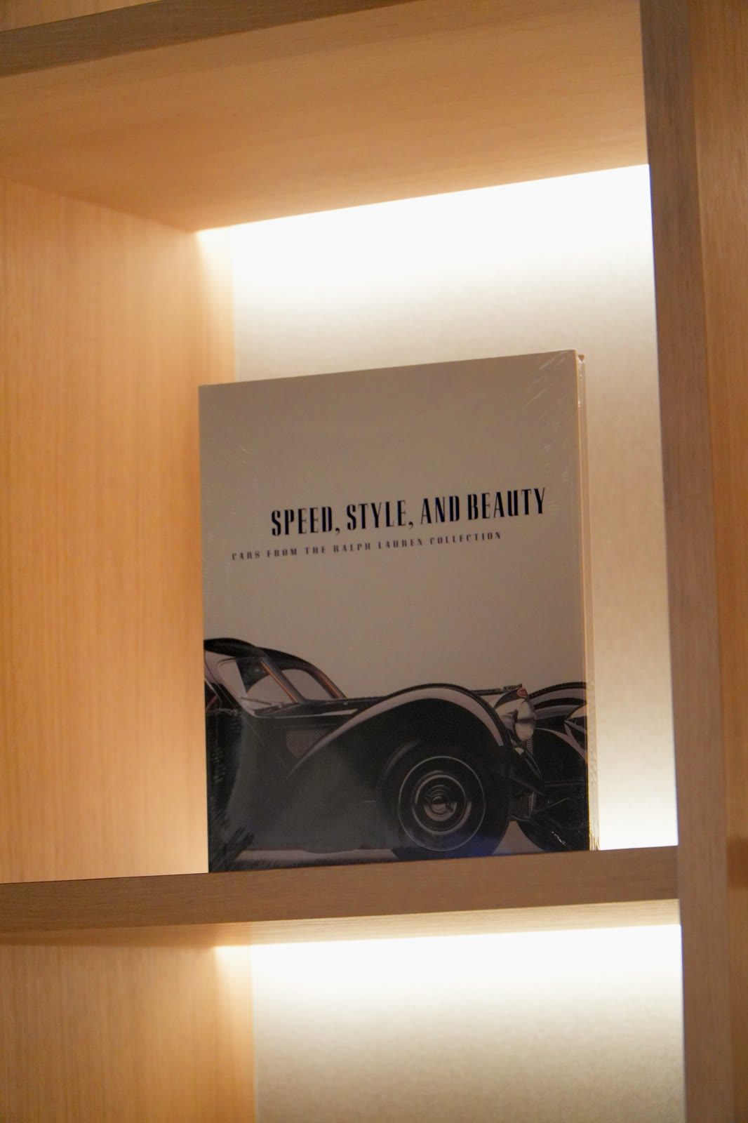 Livre « Speed, Style and Beauty » dans une niche éclairée, Inside Luxembourg