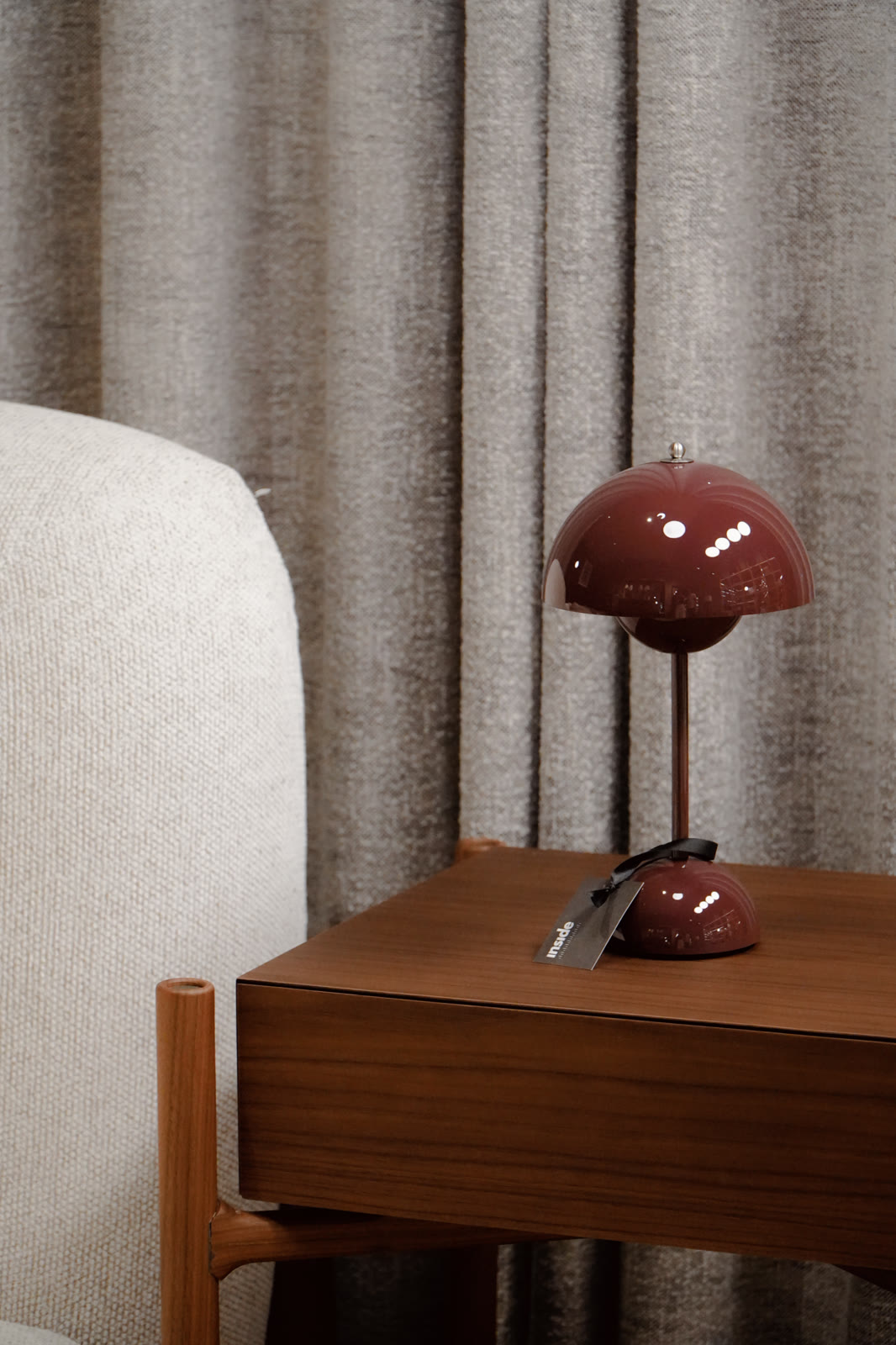 Lampe bordeaux sur une table de chevet en bois, Inside Luxembourg