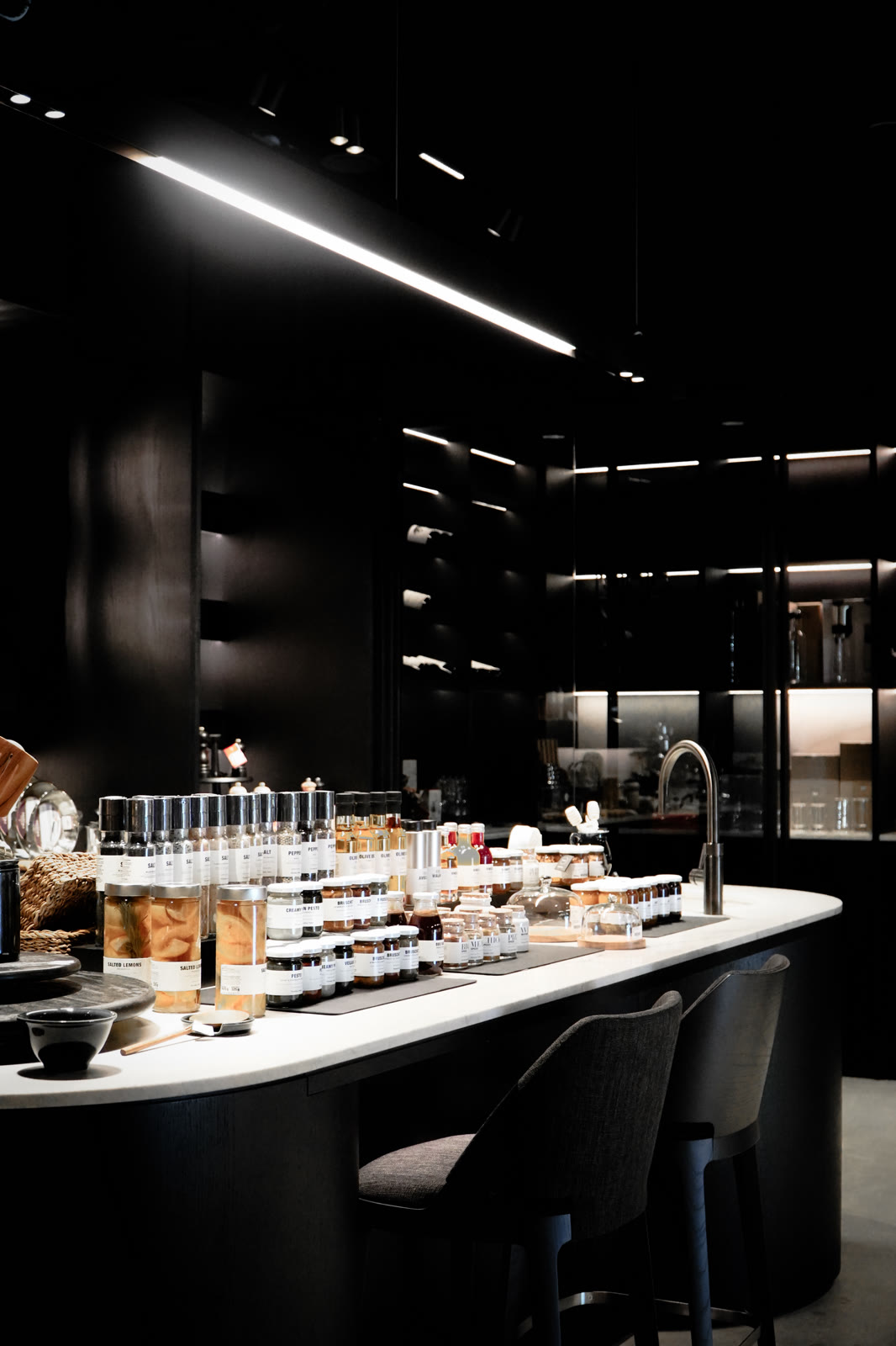 Îlot de cuisine noir dans le showroom Inside Luxembourg