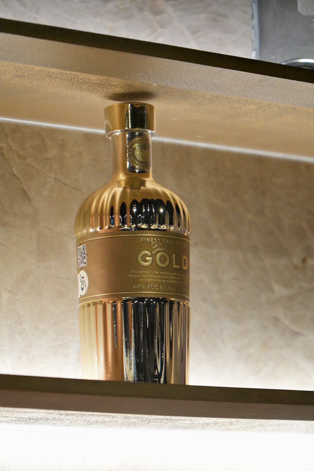 Bouteille dorée mise en lumière sur une étagère, Inside Luxembourg