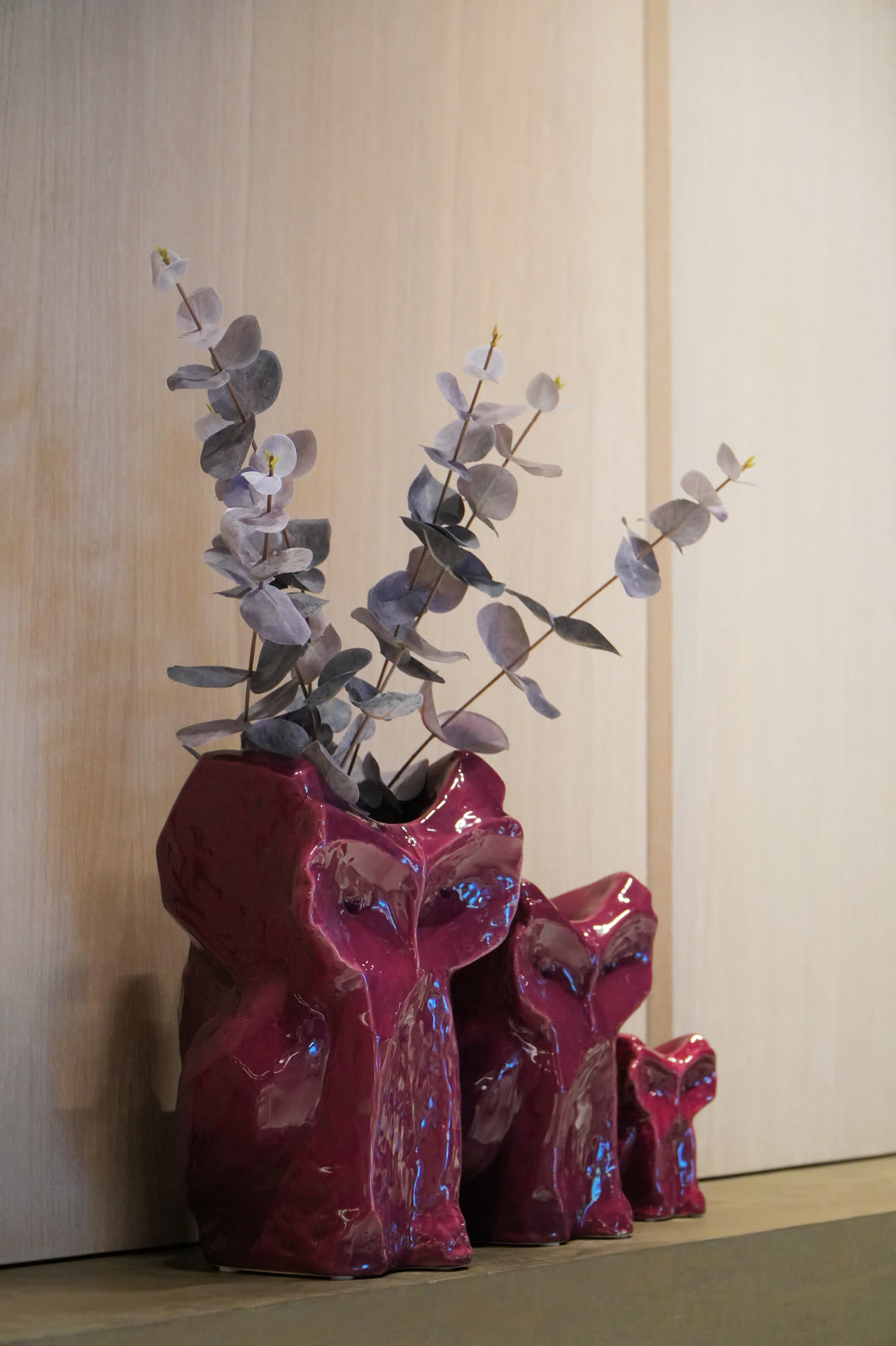 Vases en céramique bordeaux et eucalyptus séché, Inside Luxembourg