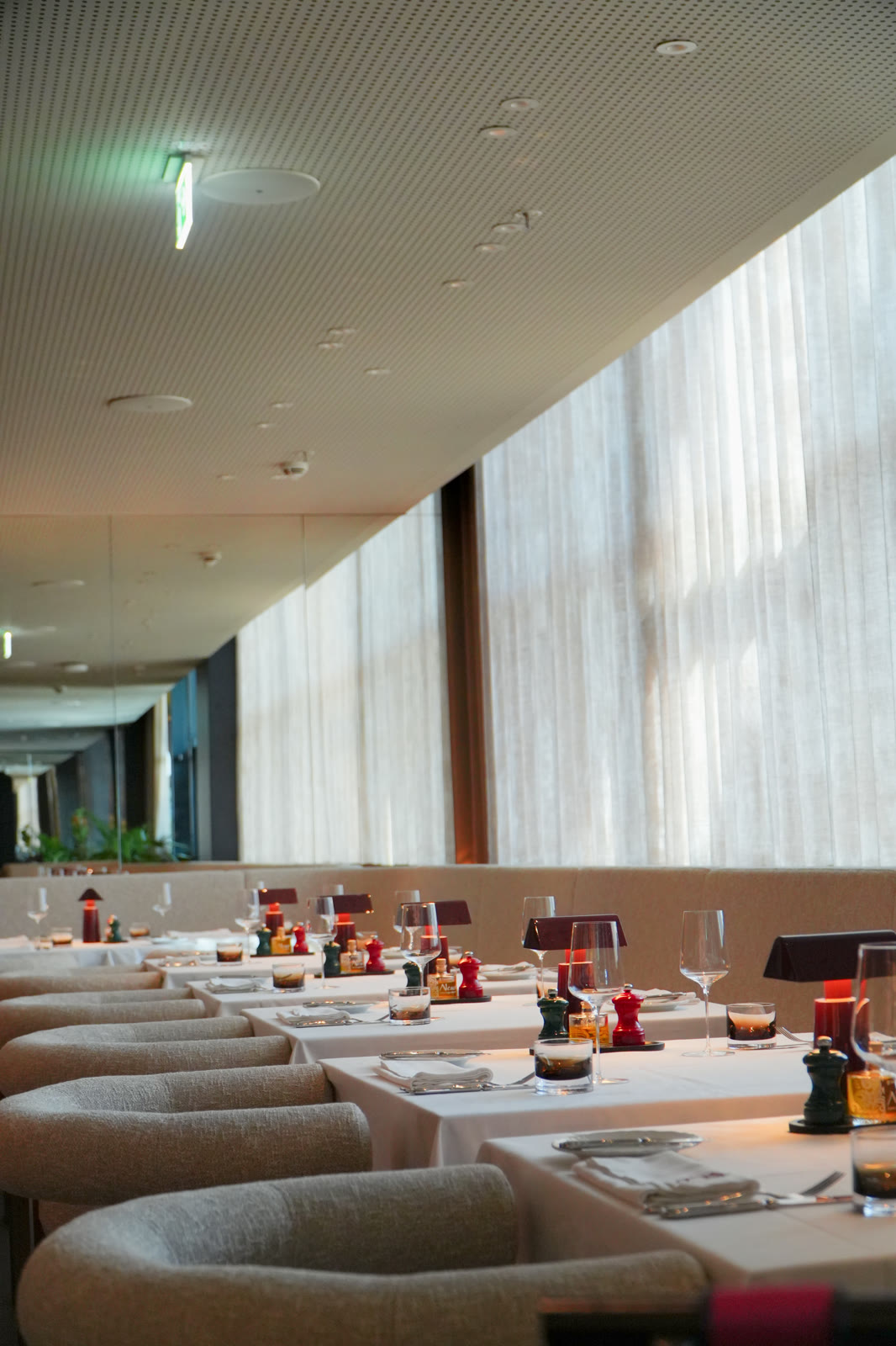 Grande salle du restaurant Jane, lumière naturelle filtrée par les voilages