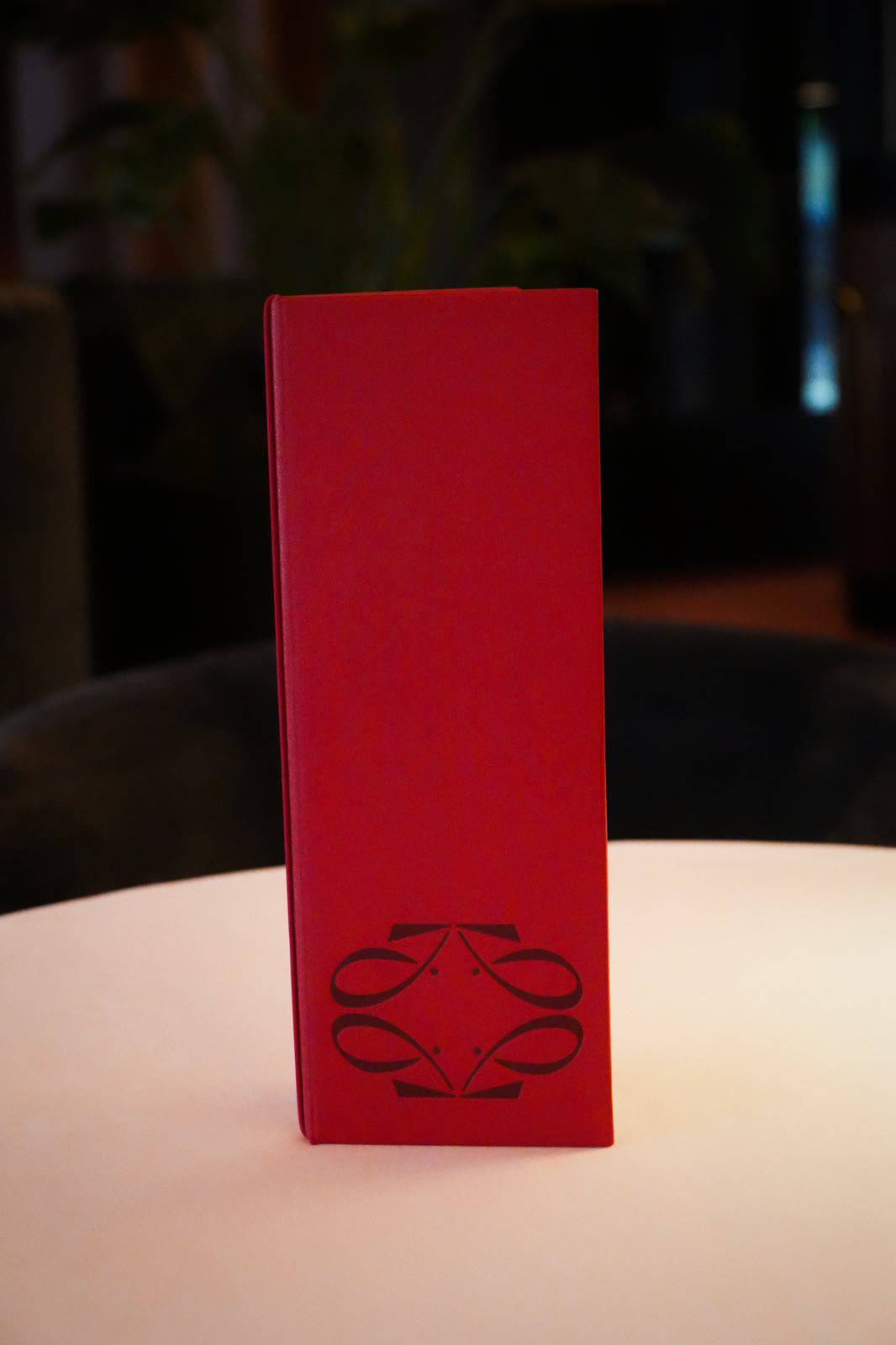 Carte rouge posée sur une table nappée, restaurant Jane