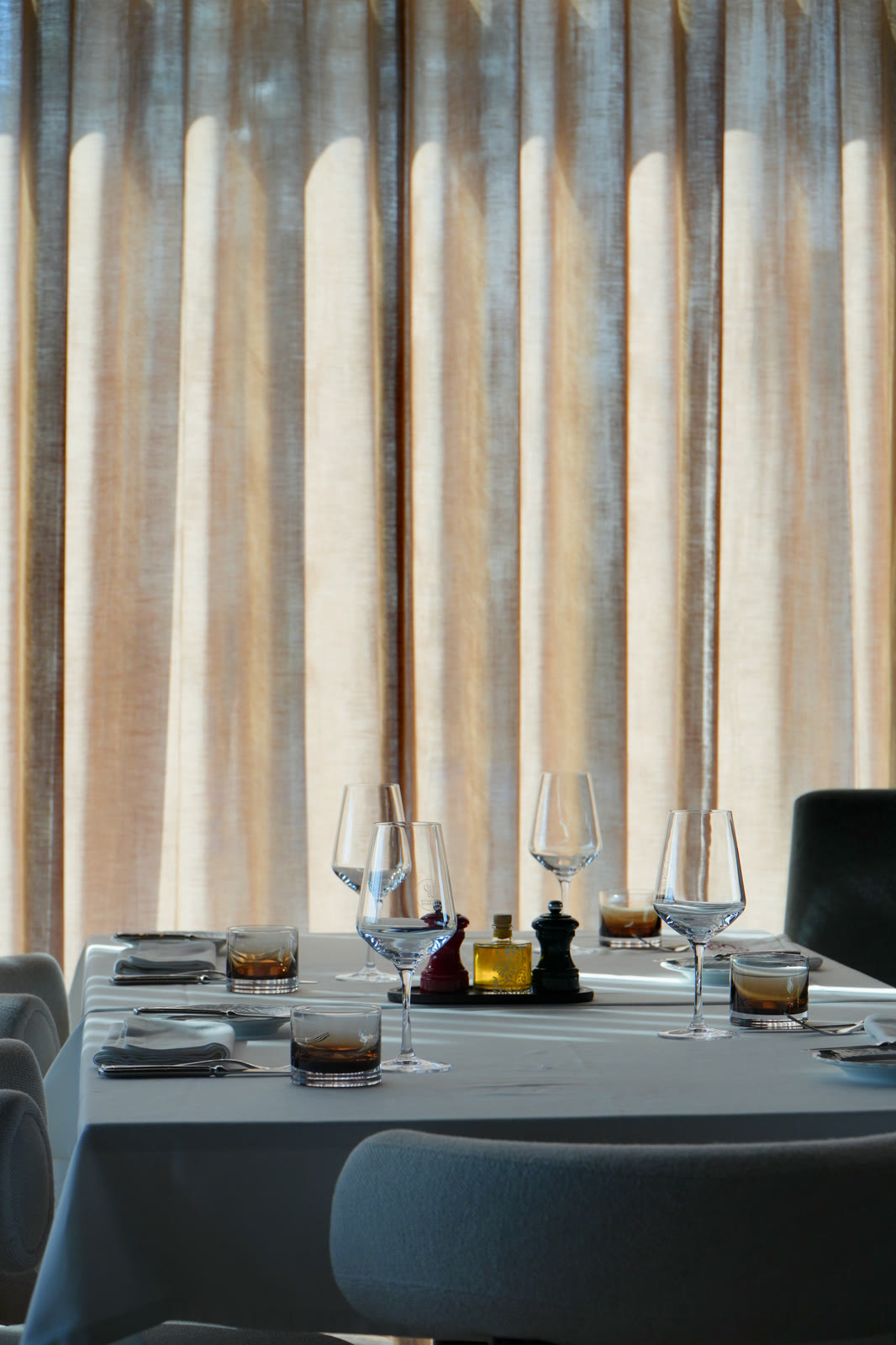 Table dressée devant les voilages, restaurant Jane