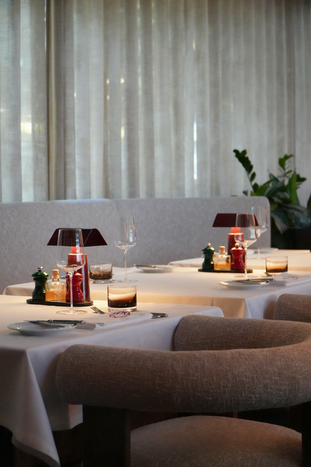 Table dressée et lampe rouge, restaurant Jane