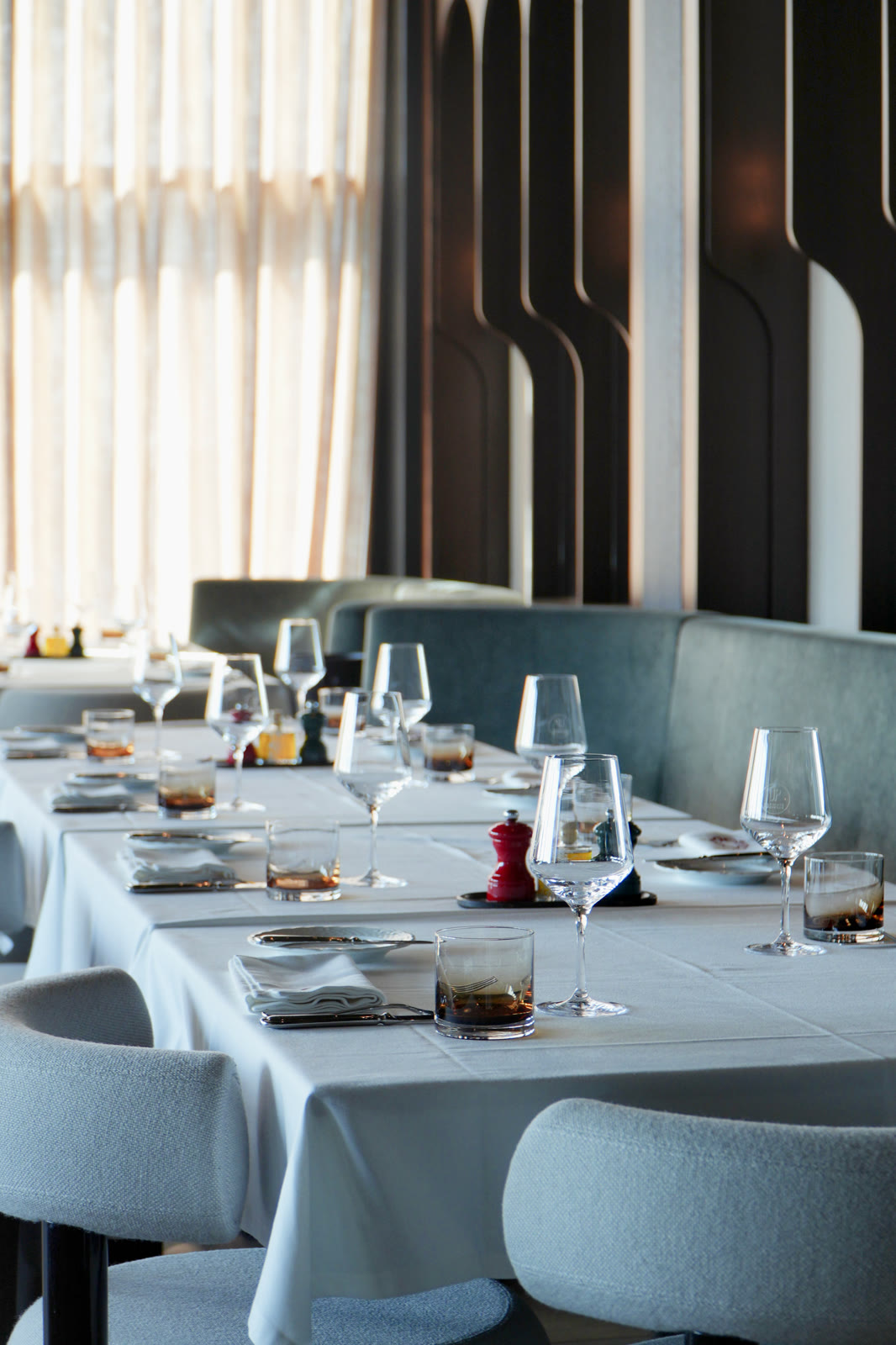 Salle du restaurant Jane, banquettes bleues et arches sombres