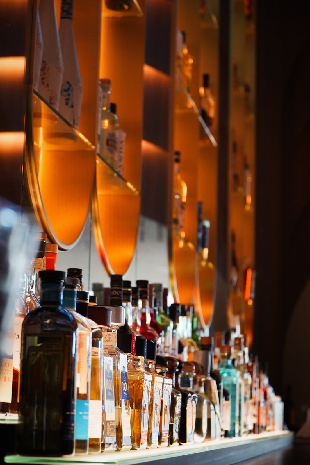 Bar rétroéclairé et bouteilles, restaurant Jane