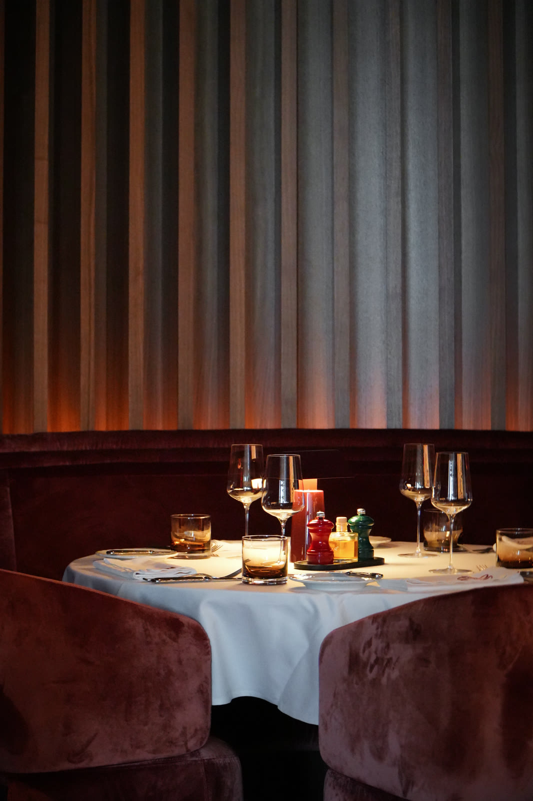 Table ronde dans le salon de velours rouge, restaurant Jane