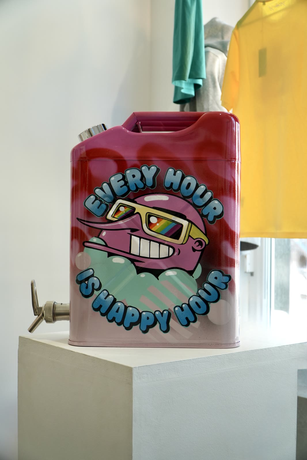 Jerrican « Every Hour is Happy Hour » de Sumo, Gallery 1:1